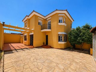 Casa adossada a El Rinconcillo. Adosado con gran patio en rinconcillos