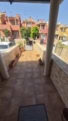Casa adossada a El Rinconcillo. Vivienda unifamiliar de 3 plantas con jardín, terrazas y garaje