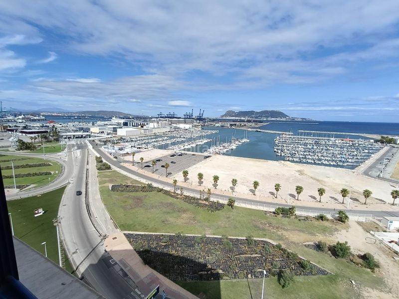 Foto f8ca28c8-57de-4f59-8341-22d4362dd2b6. Piso  2 dormitorios edificio mayola en San García Algeciras