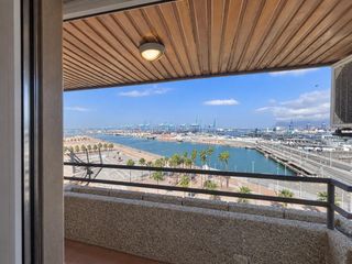 Flat in Casco Antiguo. Piso 4 dormitorios y plaza de garaje en avenida virgen del carme