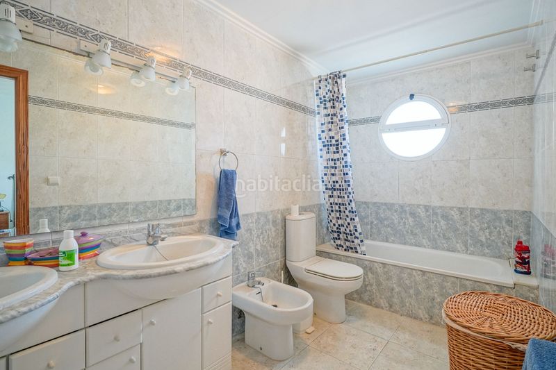 Foto bc6e8fbb-78ac-4a74-8a92-fcbab2cd9269. Casa adossada amb calefacció aparcament piscina a Dénia