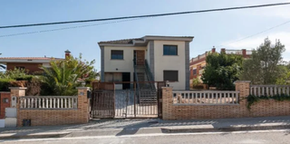 Casa adossada a Avinguda can coral 137. Chalet adosado en venta en avda can coral