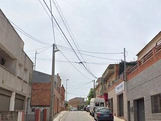 Casa adosada en Sant Vicen dels Horts. Casa de dos plantas con jardn