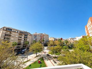 Pis a Crevillente. Magnifica vivienda  plaza de garaje situada en la plaza de españ