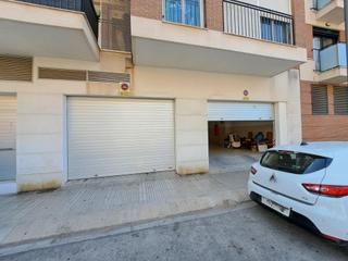 Local commercial à Sants Patrons. Local comercial en venta con dos puertas a la calle