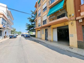 Local Comercial a Albuixarres. Local comercial en planta baja cerca de universidad