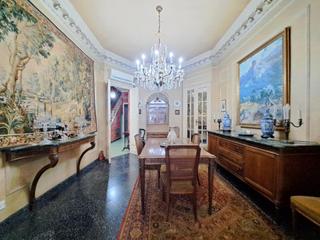 Casa a Centre. Se vende casa con encanto en plena plaza mayor de alzira