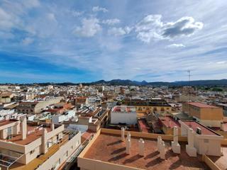 Lloguer Àtic a Caputxins. Ático en alquiler con terraza espectacular