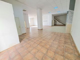 Rent Business premise in Carcaixent. Se vende o alquila este local de 267m2 esquinero con dos entrada