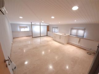 Lloguer Oficina  Carrer escoles pies. Local en 4ª planta, en zona centro.