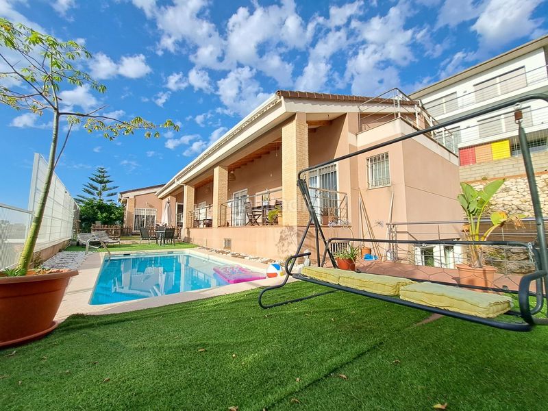 Foto 14478f44-f50b-46e2-8b0a-68211fe06a88. Chalet el chalet con el que has soñado, ahora a la venta en la urbanización el racó valencia en Alzira