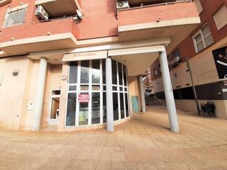 Lloguer Local Comercial a Caputxins. Local comercial en planta baja (no se alquila para hosteleria)