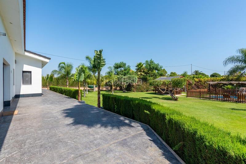 Foto c2c01177-8f1e-471d-a2ee-d7b15a086fd9. Xalet amb calefacció aparcament piscina a Las Bayas Elche / Elx