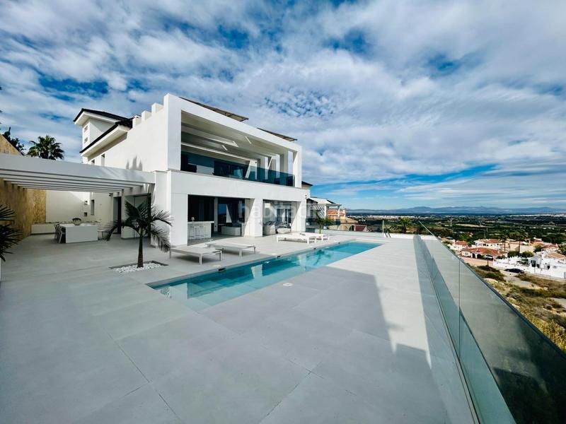 Foto 5a618da8-fdef-4201-b174-10ccd4ca80ab. Xalet amb calefacció aparcament piscina a Rojales