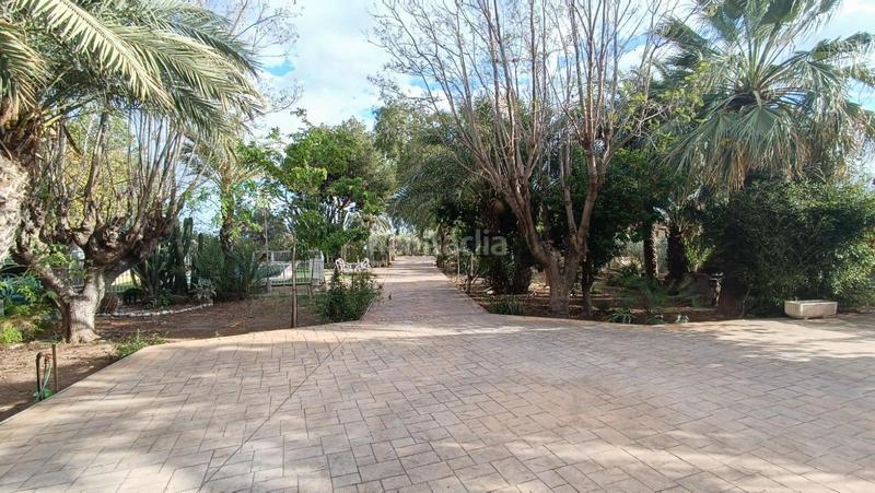 Foto 5d7a5a44-1f5b-44cb-8412-79d739e48d4f. Chalet venta chalet urbano con piscina a pocos metros farmacia peña las águilas en Elche / Elx