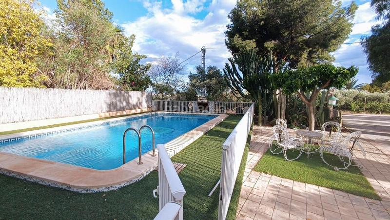 Foto 7fb8b2a7-83d0-4210-b6cd-610350480ddd. Chalet venta chalet urbano con piscina a pocos metros farmacia peña las águilas en Elche / Elx