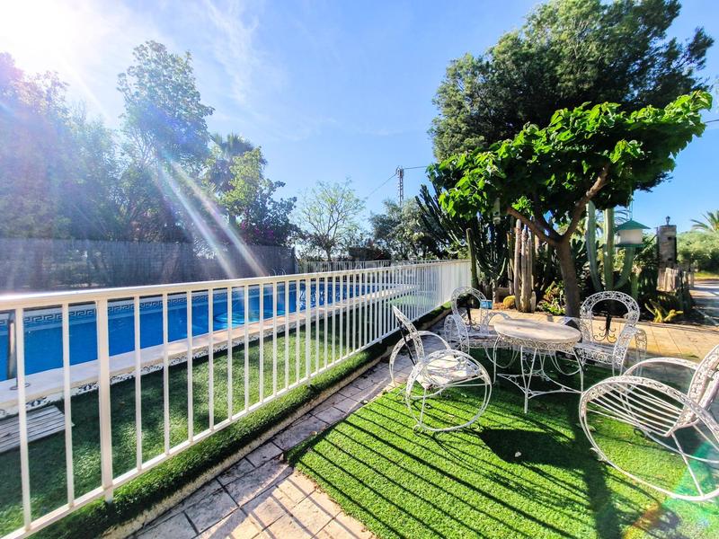 Foto b8f7e86c-5cf4-4d3d-b7d9-d277a10e15fe. Chalet venta chalet urbano con piscina a pocos metros farmacia peña las águilas en Elche / Elx