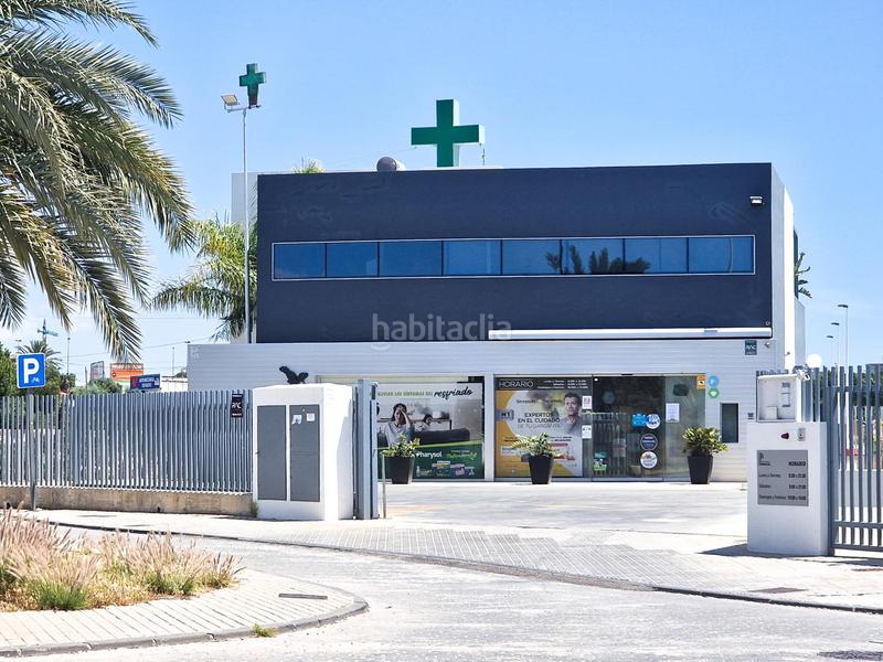 Foto c737bf6b-bde3-4b3f-9ce4-8acb1556a1ca. Chalet venta chalet urbano con piscina a pocos metros farmacia peña las águilas en Elche / Elx