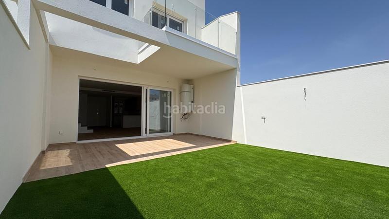 Foto 45bf5b43-a6dc-4bd0-b4af-0c77fbbfd9df. Casa adosada moderno adosado espacios amplios y acabados de calidad en Castalla