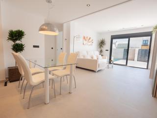 Chalet in La Foia - Daimés - Asprella. Moderna villa de una sola planta en la marina