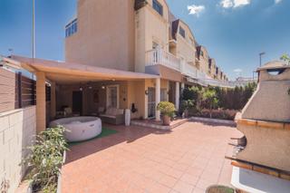 Casa adossada a Ciutat Esportiva. Adosado esquina  en ciudad deportiva