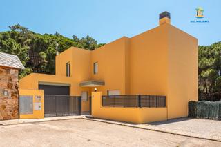 Lloguer Casa a Carrer rosalia de castro 7. Villa tambora
es una casa con amplio jardín y piscina  y con ca