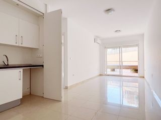 Appartement à Carrer valencia 48. Fantástica vivienda, amplia y luminosa, muy buen situada con pis