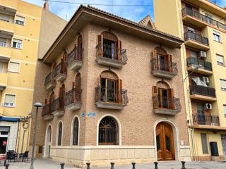 Edifici a Plaça de la font de sant agustí 5d. Fantástico edificio esquinero y ascensor de 4 plantas con un tot