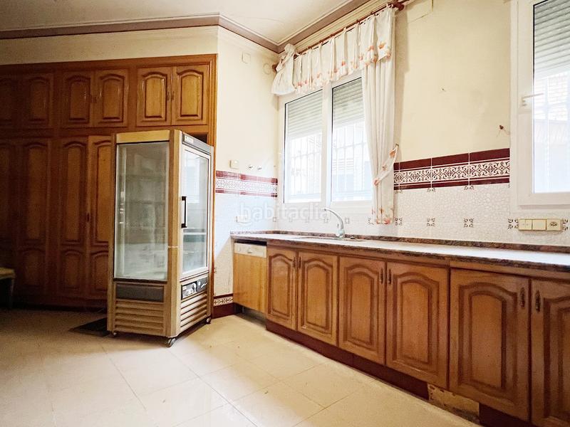 Foto 06e0f5b9-3b8e-46c6-bcb8-f8ca640e88a9. Edifici a plaça de la font de sant agustí 5d a El Castellar i l'Oliverar Valencia