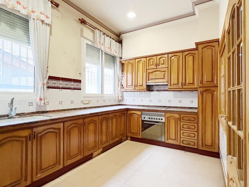 Foto 15421c86-7358-447f-8b37-0d24320cd322. Edifici a plaça de la font de sant agustí 5d a El Castellar i l'Oliverar Valencia