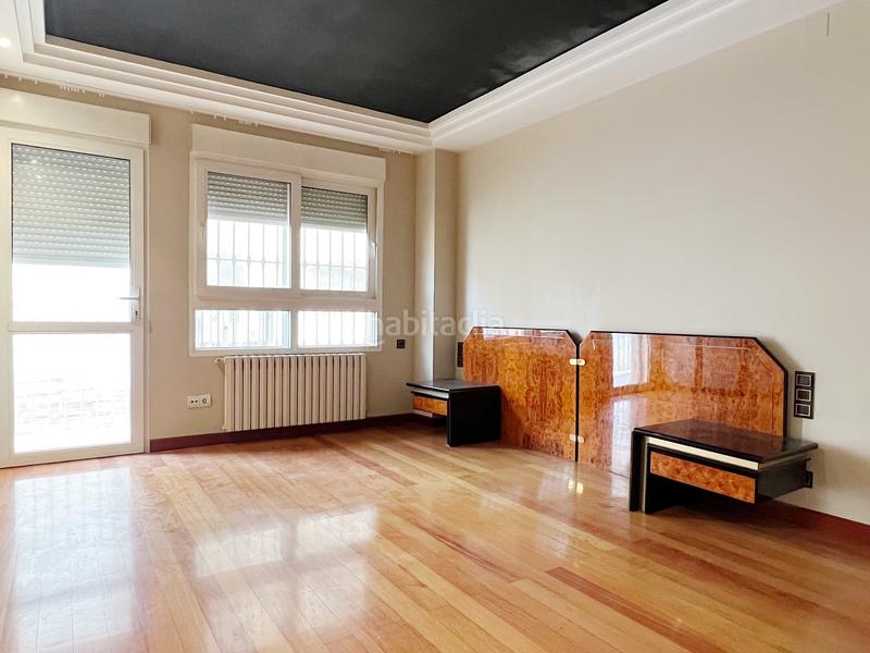 Foto 1993bcfa-148f-4a06-9f01-b7a0f67a4b18. Edifici a plaça de la font de sant agustí 5d a El Castellar i l'Oliverar Valencia