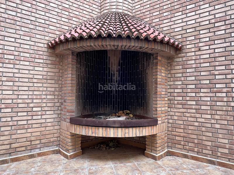 Foto 2bfdc64e-4139-4243-b3f3-8dcef8973383. Edifici a plaça de la font de sant agustí 5d a El Castellar i l'Oliverar Valencia