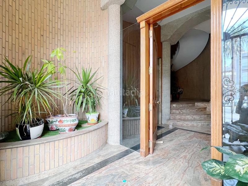 Foto 2dfc0e3f-2722-48dd-9271-2d9903a57a26. Edifici a plaça de la font de sant agustí 5d a El Castellar i l'Oliverar Valencia