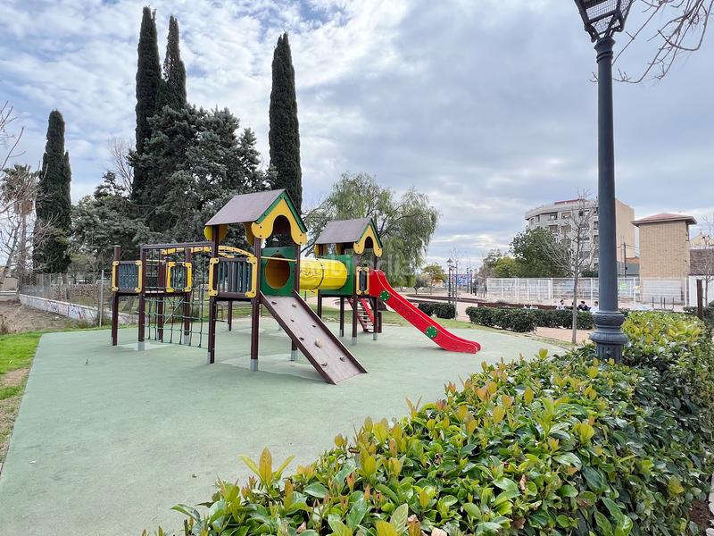 Foto 41e9ead5-4440-4ae4-9ee8-fa660bcd3a59. Edifici a plaça de la font de sant agustí 5d a El Castellar i l'Oliverar Valencia