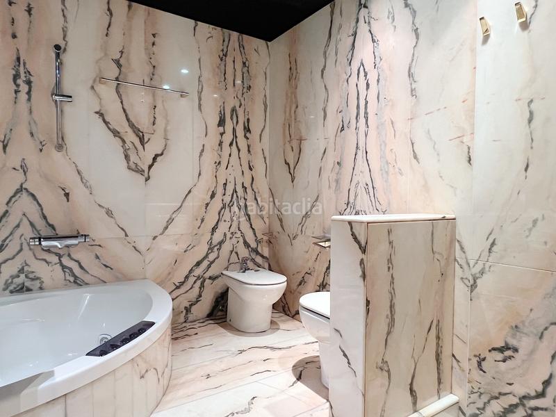 Foto 4dc721eb-4e65-45f4-b352-9302fdf1877d. Edifici a plaça de la font de sant agustí 5d a El Castellar i l'Oliverar Valencia