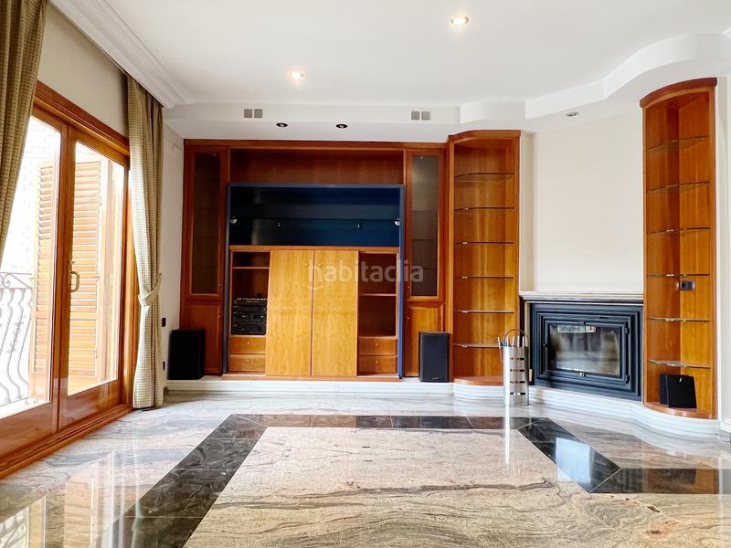 Foto 6c924ea8-ff28-4df9-bca0-93e3f9ccc7be. Edifici a plaça de la font de sant agustí 5d a El Castellar i l'Oliverar Valencia