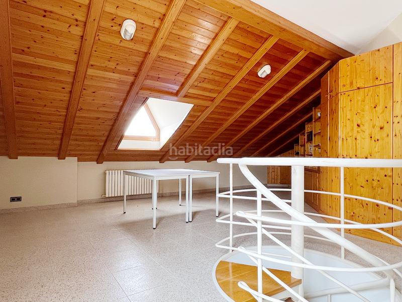 Foto a7377c3c-80f4-4ee1-8bcb-b02d309e5c28. Edifici a plaça de la font de sant agustí 5d a El Castellar i l'Oliverar Valencia