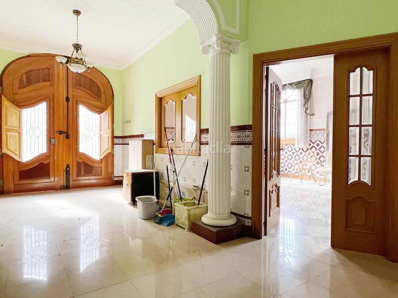 Foto a87ab857-a0be-4217-8f12-bb9a255fb28a. Edifici a plaça de la font de sant agustí 5d a El Castellar i l'Oliverar Valencia