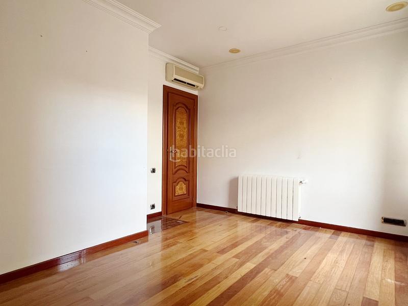 Foto caa5b646-59b8-4eca-89a5-ffdb1c0d96d8. Edifici a plaça de la font de sant agustí 5d a El Castellar i l'Oliverar Valencia