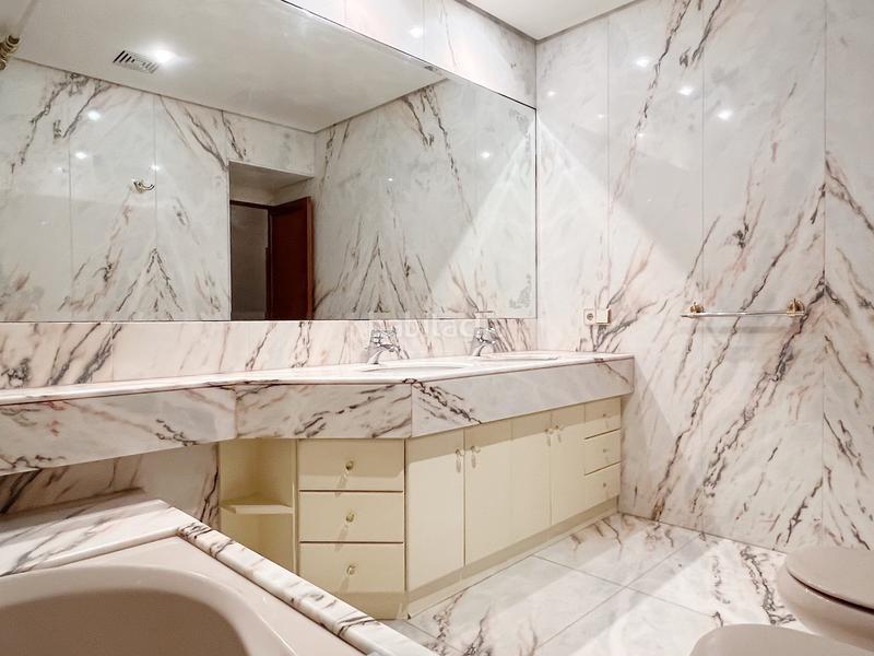 Foto d6c1416c-a937-4c63-93d0-6db4f58571e0. Edifici a plaça de la font de sant agustí 5d a El Castellar i l'Oliverar Valencia