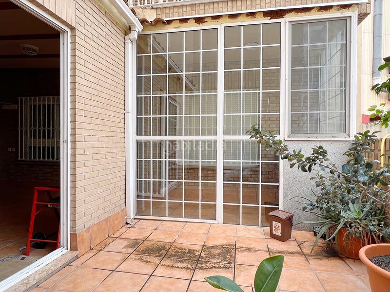 Foto f1fcf8bd-c6b9-4bfa-b83e-5f1755f61a9c. Edifici a plaça de la font de sant agustí 5d a El Castellar i l'Oliverar Valencia