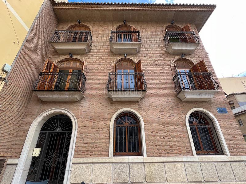 Foto ff700410-cec8-4ecb-931f-eeadd1239363. Edifici a plaça de la font de sant agustí 5d a El Castellar i l'Oliverar Valencia