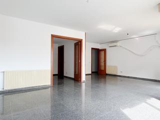 Pis a Carrer d'albacete 18. Fantástica vivienda amplia y luminosa muy bien situada con dos g