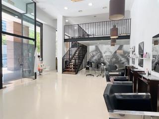 Rent Business premise in Carrer d'antonio sacramento 15. Fantástico local esquinero y con mucha luz en excelente ubicació