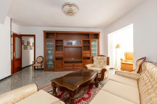Location Appartement à Calle pintor gisbert 5. Piso amplio con garaje