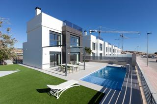 Xalet a Bonalba-Cotoveta. Chalet con parcela y piscina privada a 10 min. de alicante