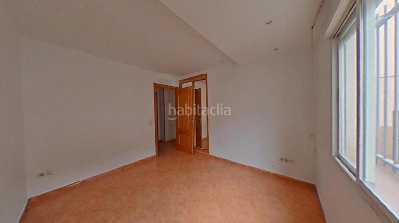 Foto ded9f137-b63f-4032-ae37-43689aeb0b9d. Piano terra in Los Rosales Madrid