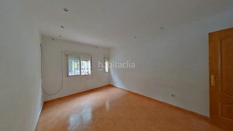 Foto fa15b59e-c3e1-4895-8065-ba411b60f95c. Planta baixa a Los Rosales Madrid