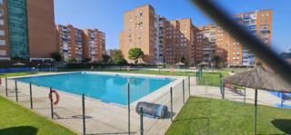 Pis  Del alcalde josé aranda. Piso muy luminoso con terraza, piscina y pista de tenis, futbol
