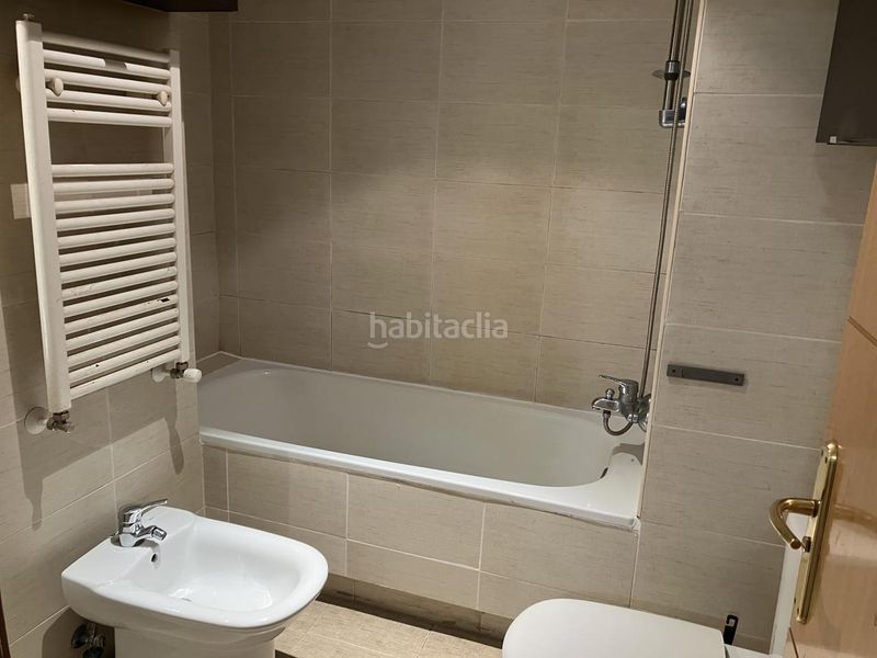 Foto fb3d6ef4-2d49-48e0-b213-55d1240e87c9. Planta baixa amb calefacció aparcament a Berruguete Madrid